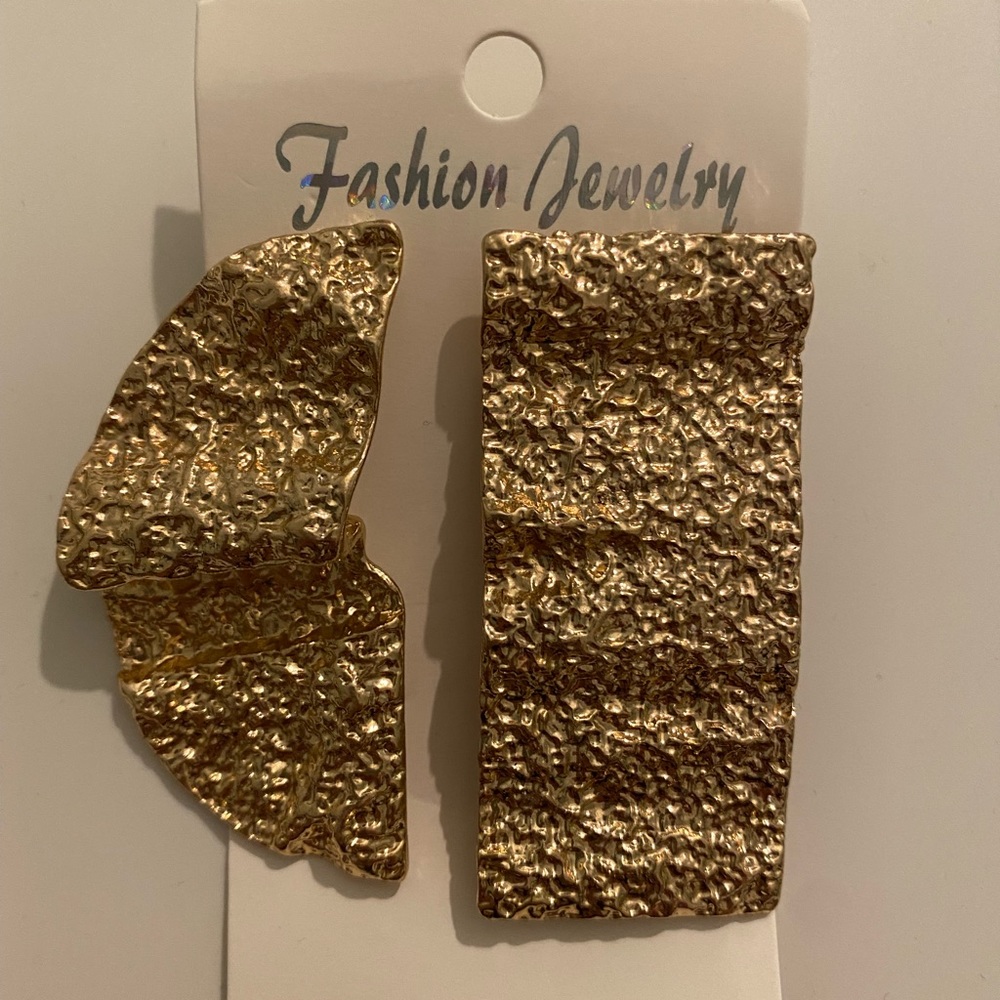 Gold fashion drop earrings